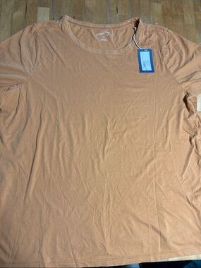 Universal Thread NWT crewneck Tshirt